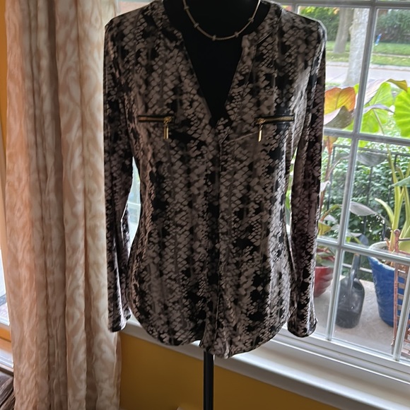 INC Snake Print Front V Neck Long Sleeve Blouse Size small. Gold zipper pocket - Picture 2 of 7